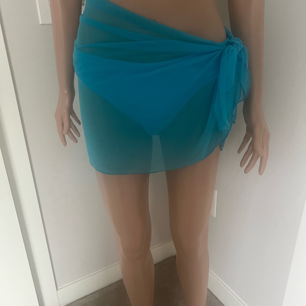 Venus turquoise wrap sarong Sz- standard
Never worn.